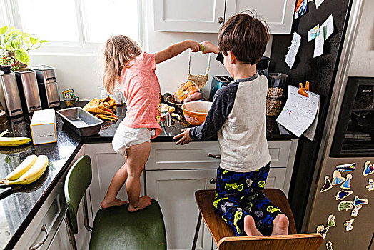 后视图,女孩,男孩,椅子,厨房操作台,拿着,土豆搅碎器,上方,碗,香蕉