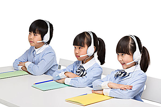 小學生們戴耳麥上課