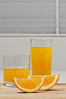 切开的橙子和两杯橙汁