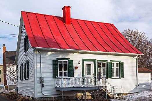 后面,老,白色,木条板,绿色,加拿大,屋舍,风格,房子,红色,金属,屋顶,早春,魁北克,北美