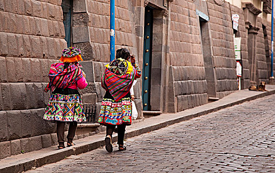 南美,秘鲁,库斯科市,两个女人,传统服饰,走,石头,街道,世界遗产
