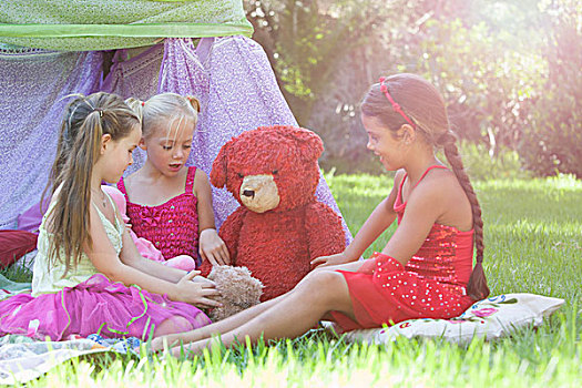 三个女孩,玩,泰迪熊,花园
