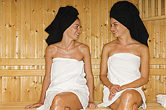 木质,桑拿浴,两个女人,坐,交谈
