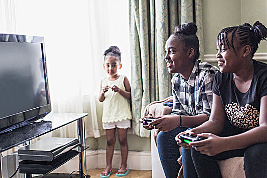幼儿,女孩,看,8-12岁,姐妹,玩,电子游戏,客厅
