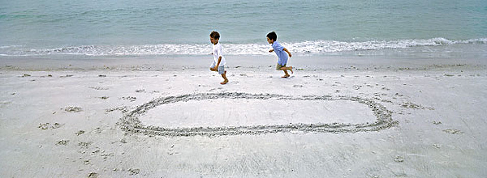 男孩,跑,海滩,追逐,相互,圆,沙子