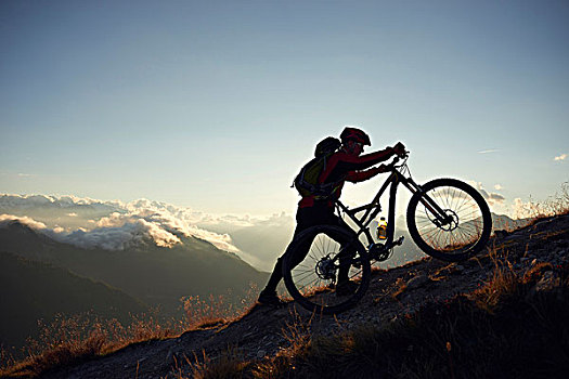 山地车手,推,自行车,上坡,瓦莱,瑞士
