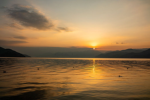 四川省凉山州泸沽湖的早晨