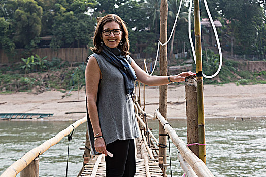女人,站立,竹子,桥,河,琅勃拉邦,老挝