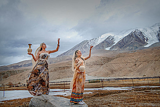 新疆,雪山,草地,冰面,女人