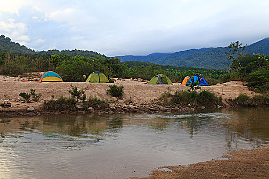 河边露营
