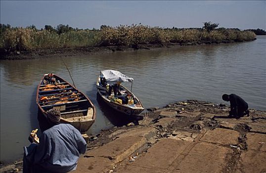 河船,停泊,挨着,码头,渡轮,穿过,桥,冈比亚,河,道路,相对,堤岸,修长,环绕