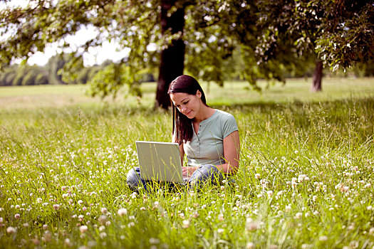 美女,坐,草,笔记本电脑