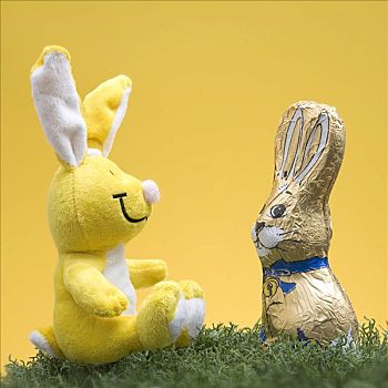 黄色,长毛绒,复活节兔子,坐,草,复活节巧克力兔