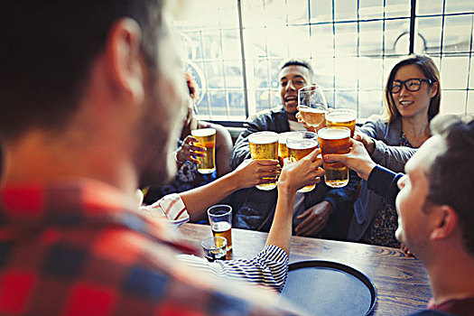 朋友,庆贺,祝酒,啤酒杯,酒吧,桌子
