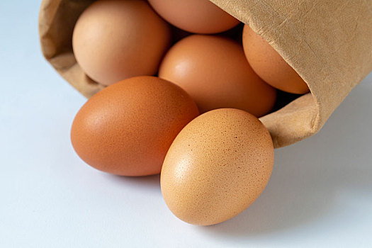 新鲜的鸡蛋,装在牛皮纸袋里