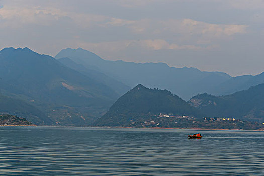 游艇,蓝天,湖,浪花,水痕,波纹,快艇,船,山