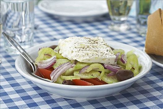 希腊沙拉,桌上,玻璃杯,盘子,背景