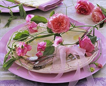 盘饰,麝香豌豆花,玫瑰