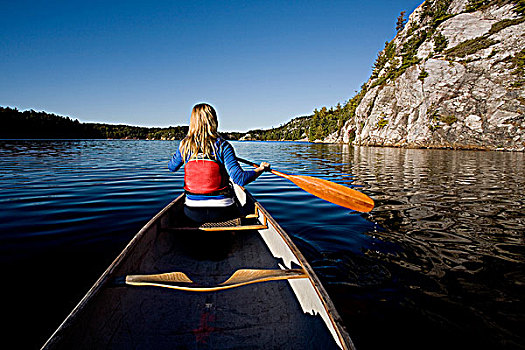 女人,划船,独木舟,湖,基拉尼省立公园,安大略省,加拿大