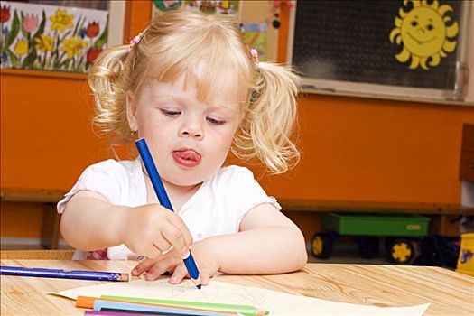 金发,小女孩,3岁,坐,桌子,蜡笔画