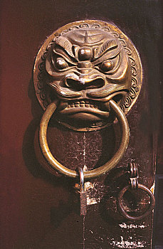 古门和门上的铜质兽形门扣
