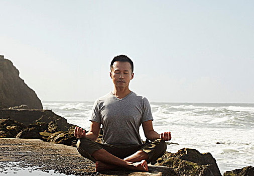 成熟,男人,瑜珈,岩石上,旁侧,海洋,冥想,姿势