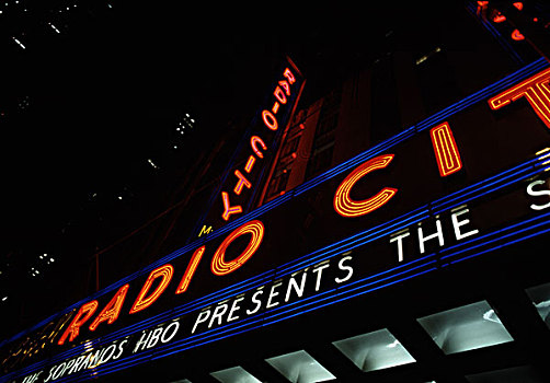 仰视,霓虹灯,建筑,无线电城音乐厅,洛克菲勒中心,曼哈顿,纽约,美国