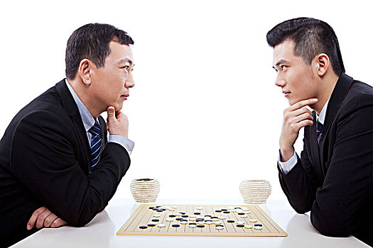 两个商务男士下围棋