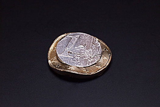 特写,凹痕,1欧元硬币,黑色背景