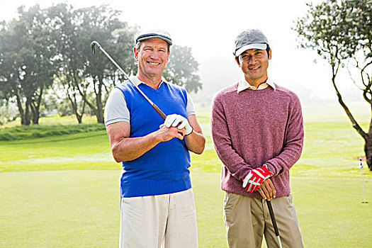 打高尔夫,朋友,看镜头,微笑,拿着,球棒