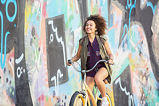 微笑,黑发,女人,骑自行车,城市,多彩,涂鸦,墙壁