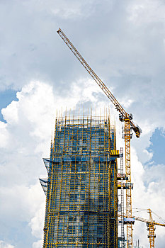 现代城市中正在建设的高层建筑
