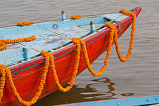 印度,北方邦,瓦拉纳西,花环,万寿菊,装饰,小船,出海,水,埋葬,恒河,河