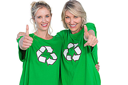 两个,微笑,女人,穿,绿色,再循环,t恤,给,竖大拇指