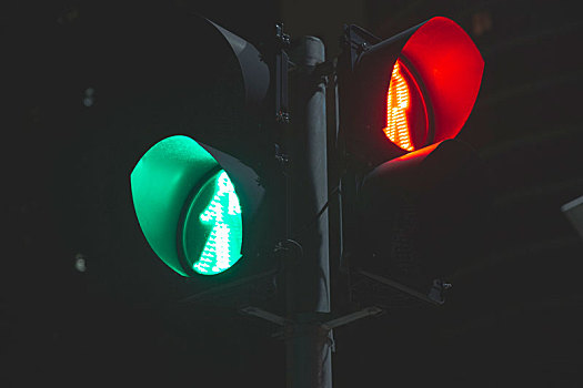夜间人行道红绿灯正常工作