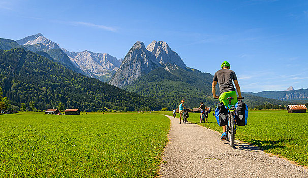 骑车,自行车,旅游,骑,自行车道,山地车,背影,楚格峰,靠近,穿过,阿尔卑斯山,加米施帕藤基兴,上巴伐利亚,巴伐利亚,德国,欧洲