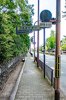 日本京都市区下长者町路的人行道