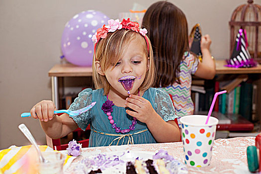 女孩,头像,坐,生日派对,桌子,吃,紫色,蛋糕,舌头