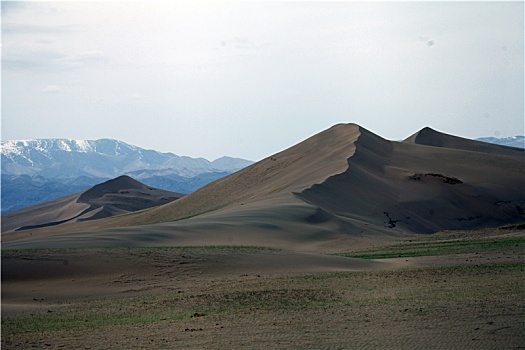 新疆哈密,天山有雪,沙山有绿,两相映照,皆成美景