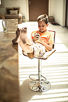 男孩,坐,看,手机,翘脚,厨房操作台