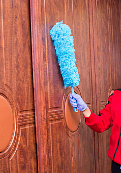 设备齐全的女清洁工上门做家政服务