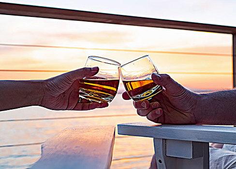 两只,手,拿着,玻璃杯,威士忌酒,庆贺