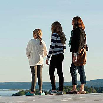 母亲,两个,女儿,站立,向外看,上方,水,奥斯陆,挪威