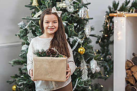 头像,微笑,女孩,拿着,礼物,圣诞树,在家