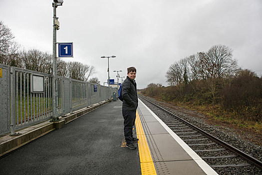 男人,站台,火车站,戈尔韦,爱尔兰