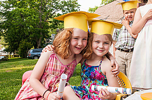两个女孩,幼儿园,毕业,穿,纸,学位帽