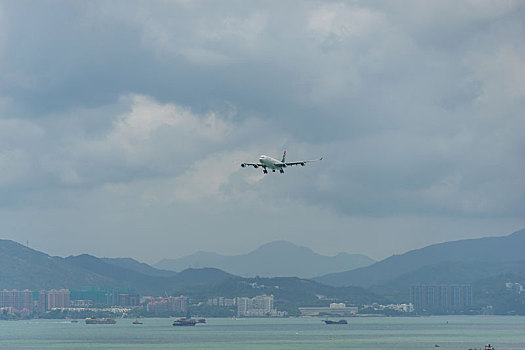 一架南非航空的飞机正降落在香港国际机场