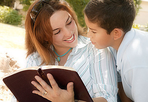母亲,儿子,读,圣经