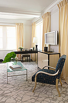 扶手椅,靠近,玻璃桌,图案,地毯,经典,客厅,齐地,帘,窗户