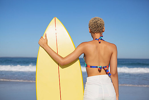 女人,比基尼,站立,冲浪板,海滩,阳光